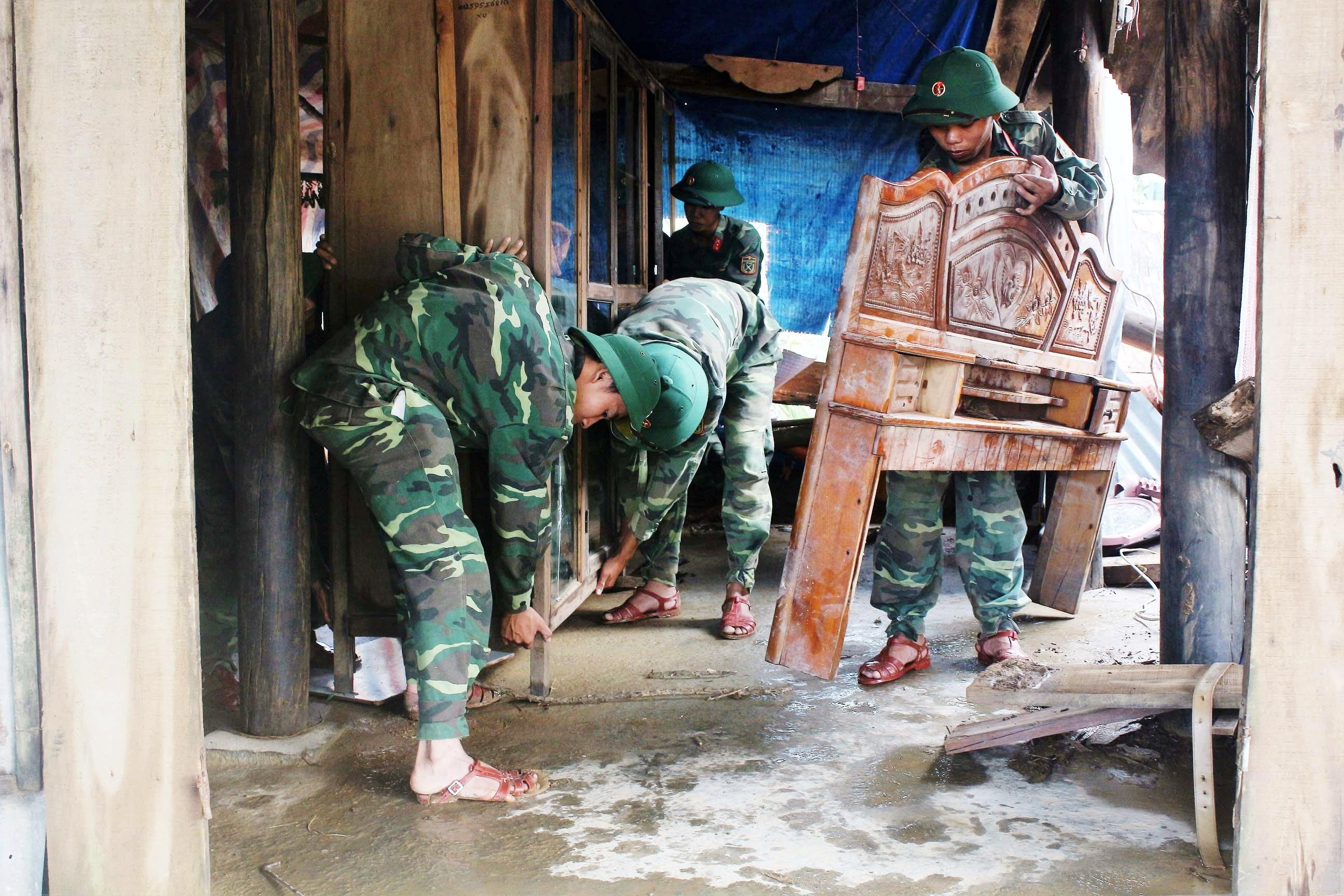 Khẩn trương giúp đỡ nhân dân vùng lũ 