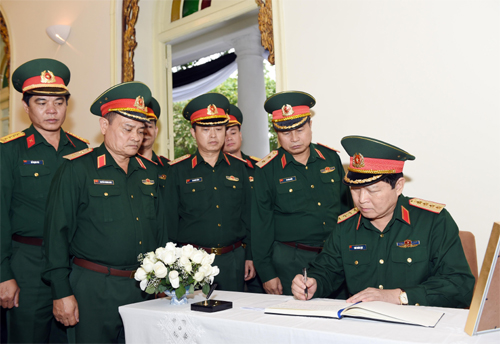 Đại tướng Ngô Xuân Lịch viếng Nhà vua Thái Lan Phu-mi-phôn A-đun-gia-đệt
