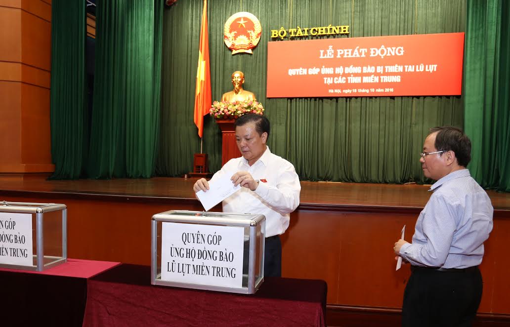 Bộ Tài chính ủng hộ các tỉnh miền Trung hơn 500 triệu đồng