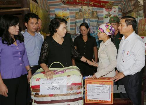 Chủ tịch Quốc hội Nguyễn Thị Kim Ngân thăm, tặng quà nhân dân vùng lũ tỉnh Hà Tĩnh