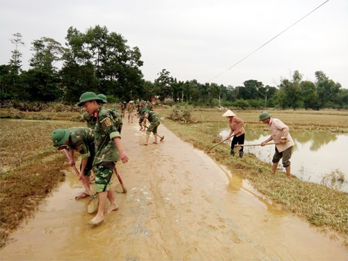 Tận tình giúp đỡ nhân dân nơi rốn lũ