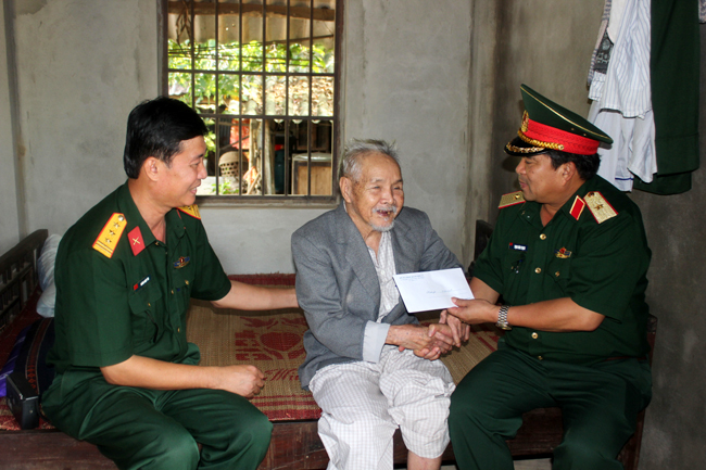 Quân khu 5 hỗ trợ huyện Vĩnh Linh 400 triệu đồng khắc phục hậu quả lũ lụt