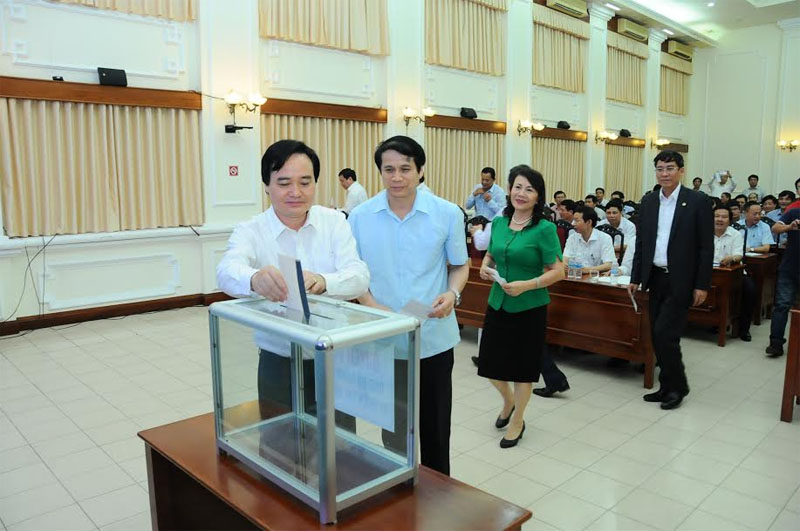 Bộ Giáo dục và Đào tạo quyên góp ủng hộ đồng bào miền Trung