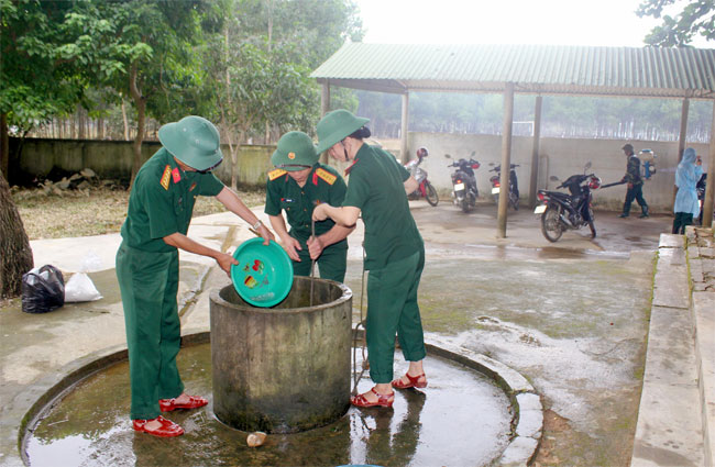 Bộ đội đồng cam cộng khổ cùng người dân vùng lũ