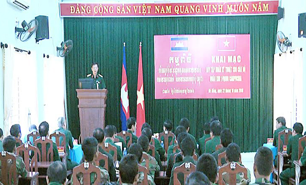 Quân khu 5 tập huấn kỹ thuật cho cán bộ, sĩ quan Quân đội Hoàng Gia Campuchia