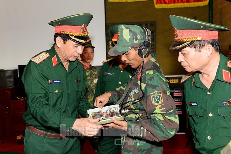 Kiểm tra thiết bị liên lạc – sáng kiến của Quân khu 1 tham gia hội thi.