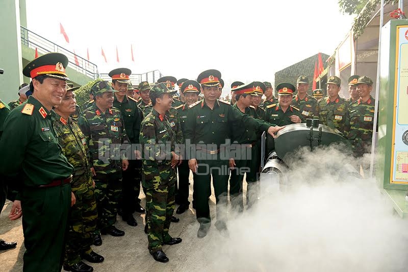 Mô hình máy tạo khói phục vụ huấn luyện chiến đấu chống vũ khí hóa học của Quân khu 4.