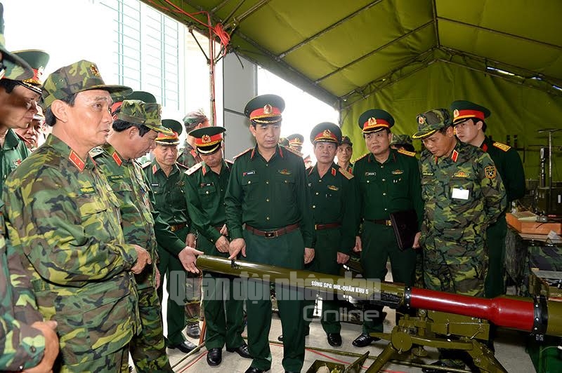 Tham quan mô hình súng SPG-9 phục vụ huấn luyện – sáng kiến của quân khu 5 tham dự hội thi.