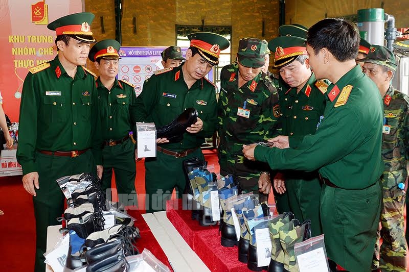 Kiểm tra chất lượng và tính năng mới của giầy ghệt mới, sản phẩm cải tiến của TCHC.