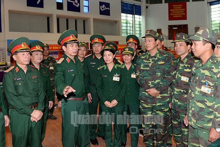 Các đại biểu trao đổi tại khu trưng bày sản phẩm tham gia hội thi của BTL Bộ đội Biên phòng
