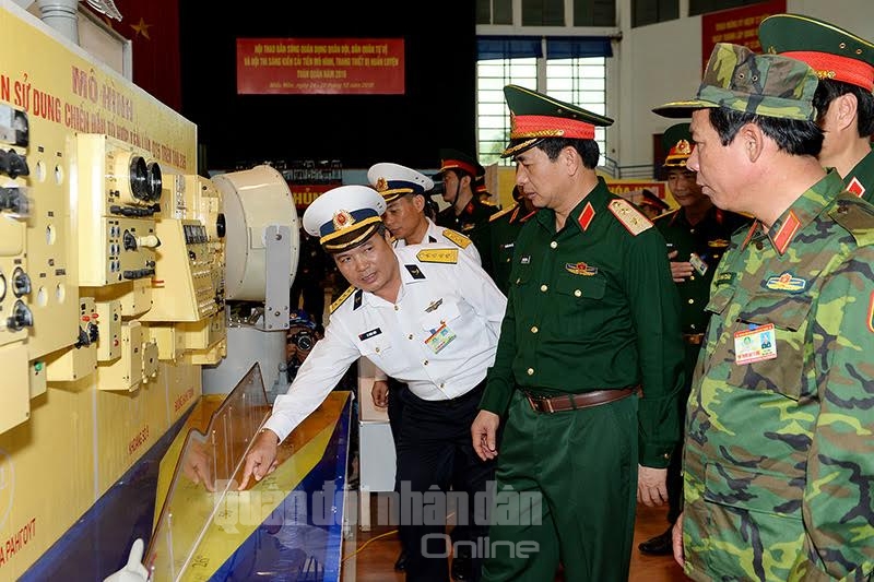 Đại diện Quân chủng Hải quân giới thiệu mô hình tên lửa trên tàu chiến.
