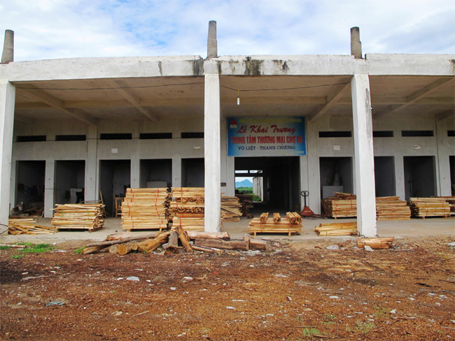 Trung tâm thương mại bỏ hoang, lãng phí