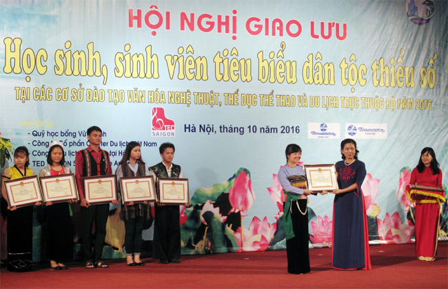 Tuyên dương giáo viên, học sinh, sinh viên người dân tộc thiểu số tiêu biểu