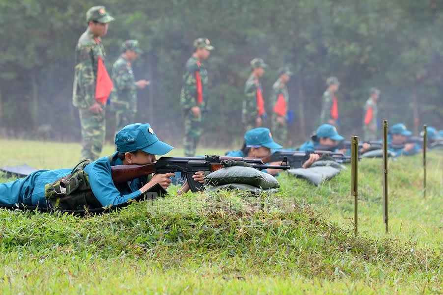 Nữ dân quân tự vệ thực hiện nội dung nằm bắn súng tiểu liên Ak bài 1.