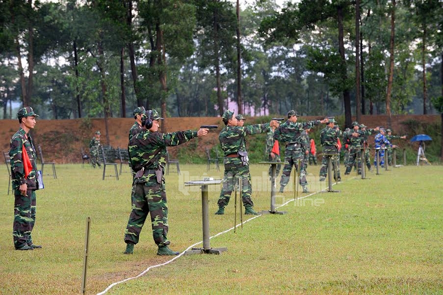 Tranh tài trong nội dung súng ngắn nam bài 1.