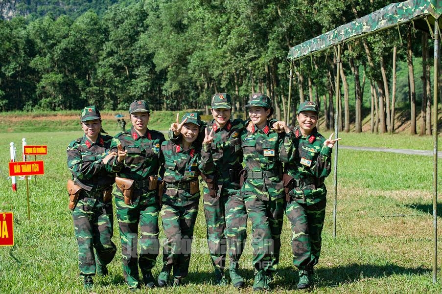 Đội nữ tuyển thủ Quân khu 1 và Quân khu 2 phấn khởi khi hoàn thành phần thi chung kết nội dung bắn súng ngắn nữ.