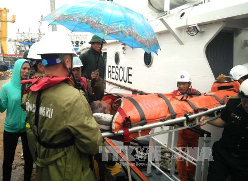 Tàu SAR 274 đã đưa ngư dân gặp nạn vào đất liền 