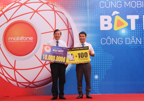 Trao hơn 300 triệu đồng học bổng tặng sinh viên miền Tây Nam Bộ
