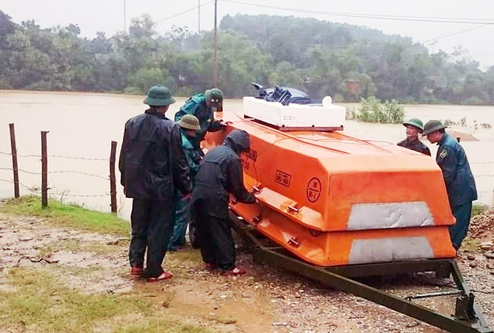 Bộ đội giúp dân dọn đồ chạy lũ