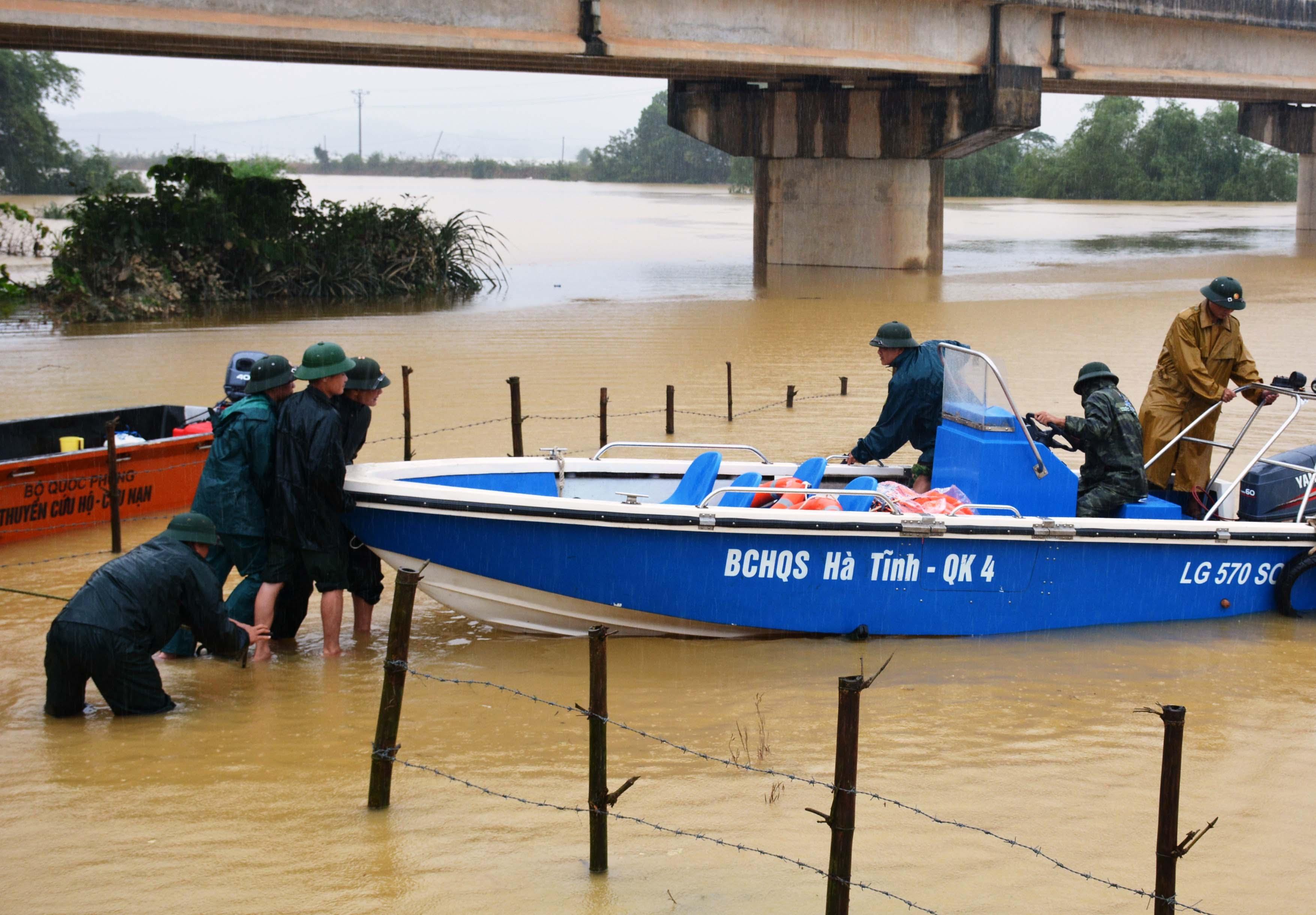 Hương Khê gồng mình chống lũ