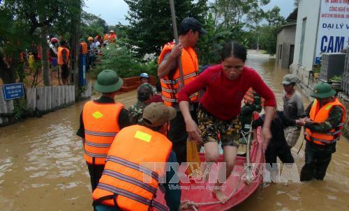 Ứng phó với lũ lụt ở các tỉnh miền Trung: Kiên quyết không để dân đói, khát