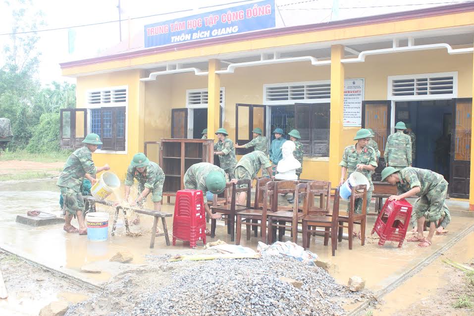 Hơn 600 cán bộ, chiến sĩ Sư đoàn 968 (Quân khu 4) giúp nhân dân khắc phục hậu quả mưa lũ