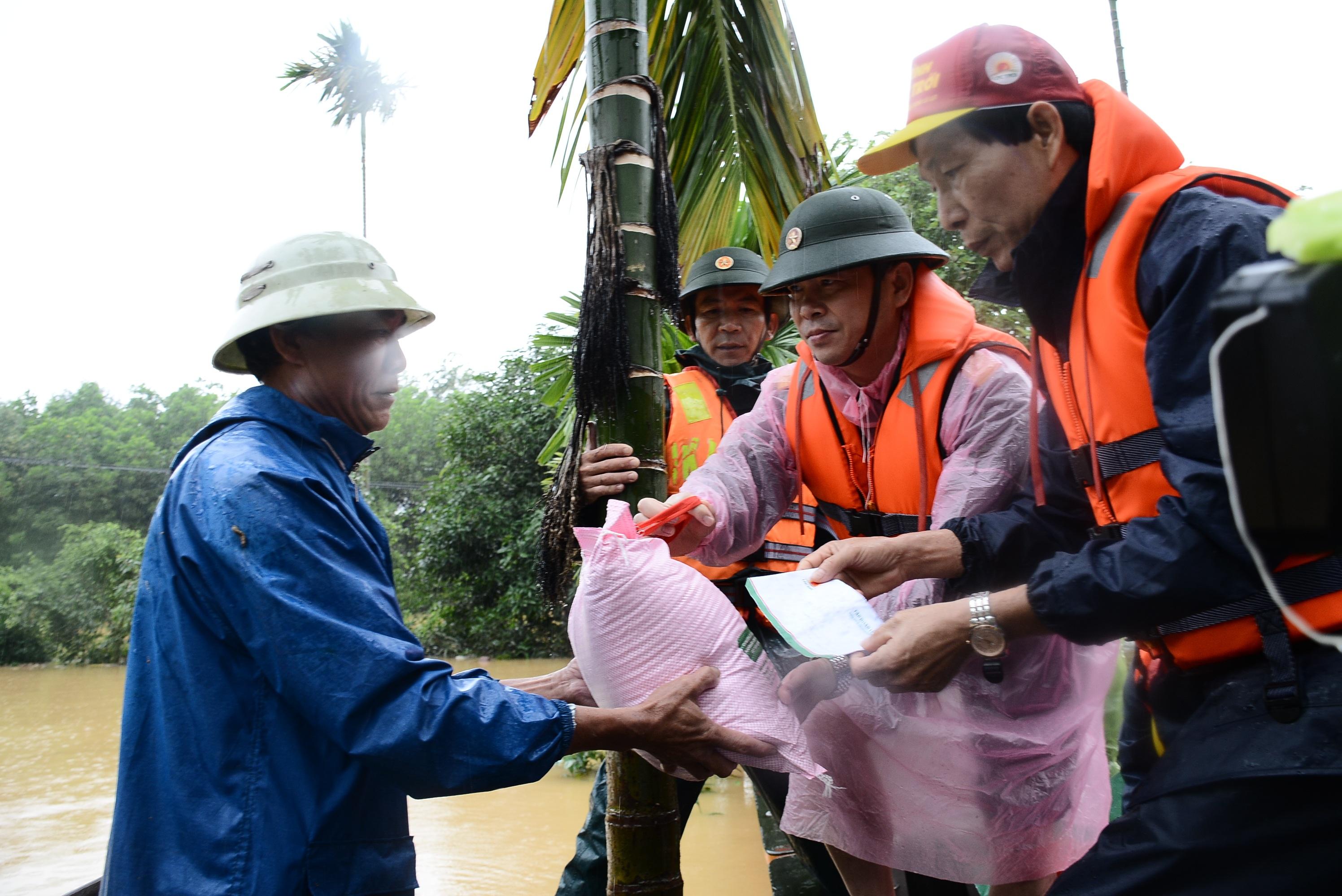 Nặng lòng với đồng bào vùng lũ