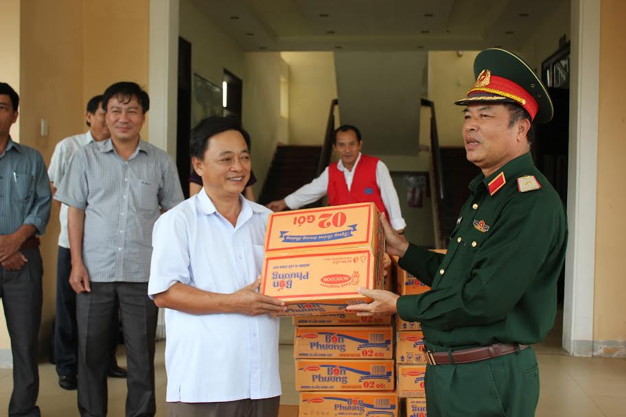 Quân khu 4 trao 4 tấn lương thực hỗ trợ đồng bào vùng lũ Quảng Trị