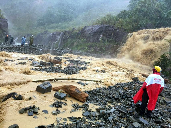 Đèo nối Đà Lạt-Nha Trang sạt lở do mưa lớn