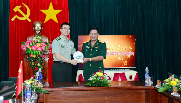 Đoàn sĩ quan trẻ Quân giải phóng nhân dân Trung Quốc tham quan Trung đoàn 143