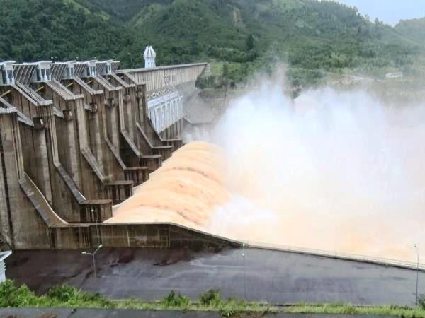 Phú Yên: Phối hợp tìm kiếm và ứng cứu 4 ngư dân bị trôi dạt trên cửa biển