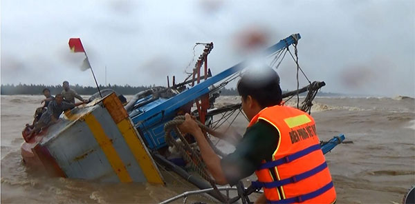 Cùng người dân gồng mình chống lũ
