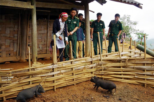 Bộ đội biên phòng giúp đỡ đồng bào nghèo nơi biên giới