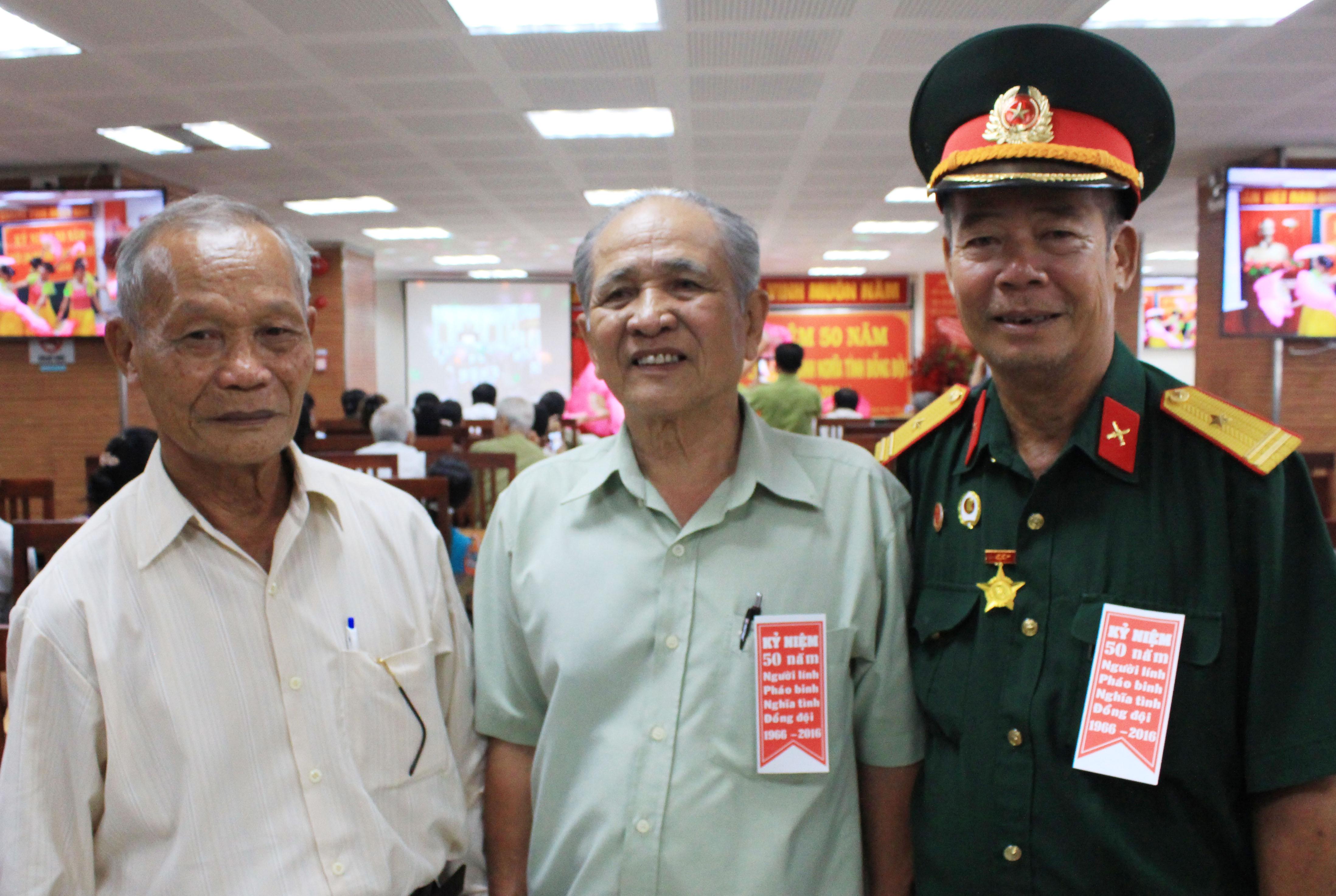  Đột kích diệt địch tại... sân bóng