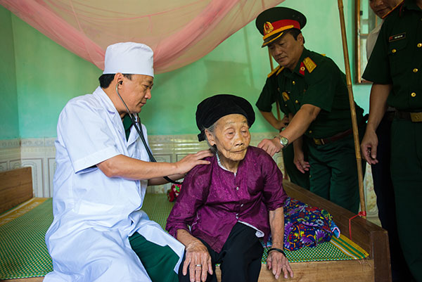 “Chiến sĩ áo trắng”  về bản vùng biên
