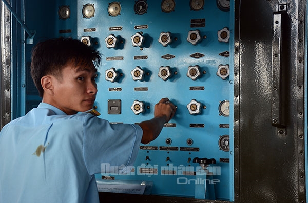 Nạp oxy cho máy bay Su-27.