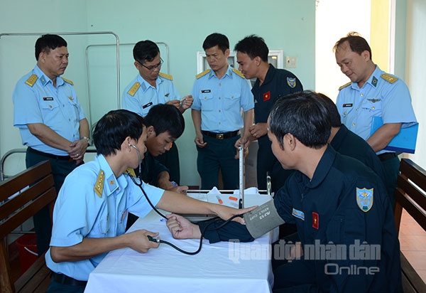 Kiểm tra sức khỏe phi công trước khi bay.