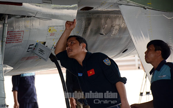 Phi công kiểm tra máy bay trước khi lên buồng lái.