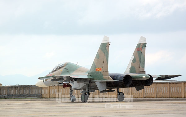 Tiêm kích cơ Su-27 cơ động ra đường băng.