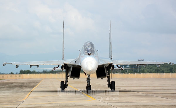 Máy bay Su-27 dài 21,9m, sải cánh 14,7m, cao 5,93m. Diện tích cánh là 62m2, trọng lượng rỗng là 16.380kg, trọng lượng cất cánh khoảng 23.000kg và trọng lượng cất cánh tối đa là 33.000kg.