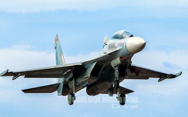 Đặc biệt, máy bay Su-27 là tiêm kích có khả năng bay linh hoạt đáng kinh ngạc so với trọng lượng nặng hơn 30 tấn của nó.