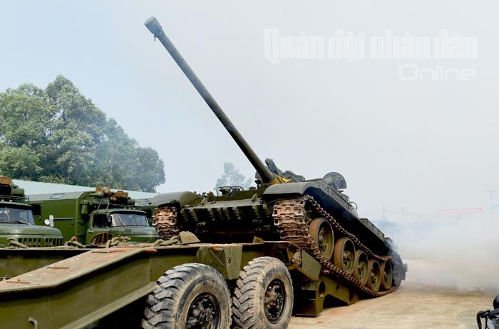 Xe tăng tiến dần về vị trí xe Maz dưới sự điều khiển của người chỉ huy và lái xe tăng cho “voi sắt” gầm rú leo dốc vào vị trí.