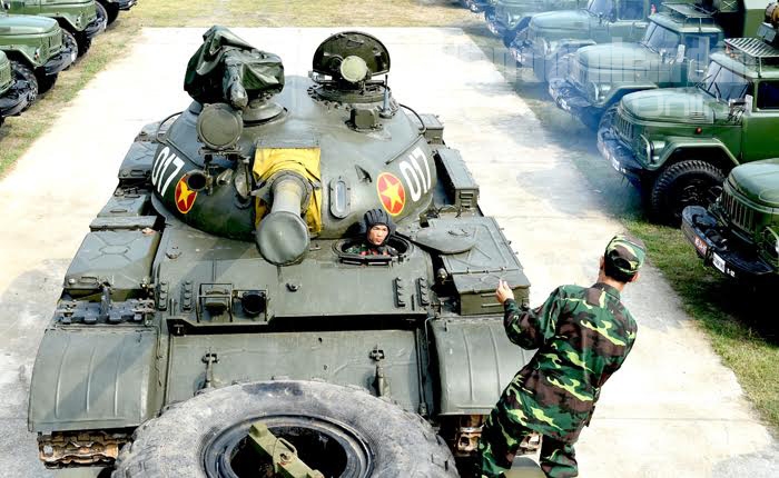 Chiếc xe tăng đã nằm gọn trên xe Maz.