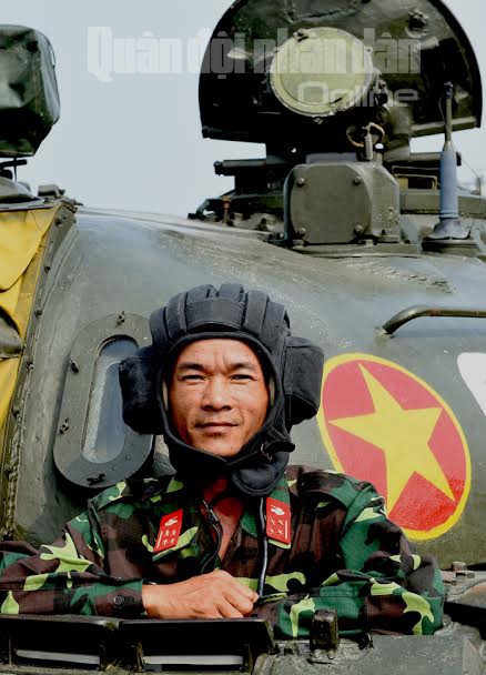 Đại úy QNCN Đào Trọng Tuyến, lái xe tăng vui mừng sau khi hoàn thành tốt nhiệm vụ.