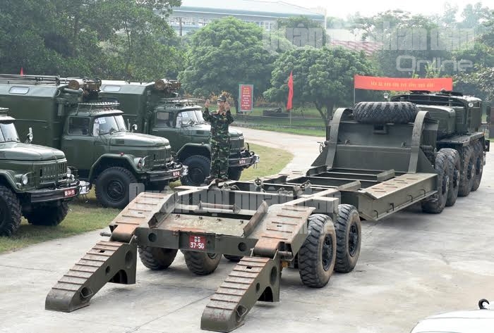 Thượng tá Nguyễn Đức Lâm, Phó giám đốc kỹ thuật chỉ huy xe tăng đã được sửa chữa hoàn chỉnh lên xe Maz cơ động về đơn vị.