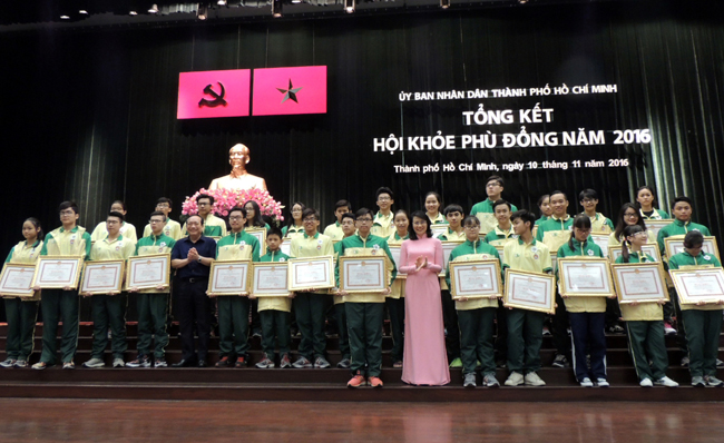 Khen thưởng tập thể, cá nhân tham gia Hội khỏe Phù Đổng toàn quốc năm 2016