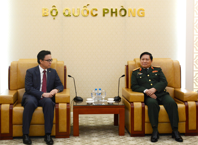 Bộ trưởng Bộ Quốc phòng Ngô Xuân Lịch tiếp Đại sứ Cam-pu-chia và Ấn Độ