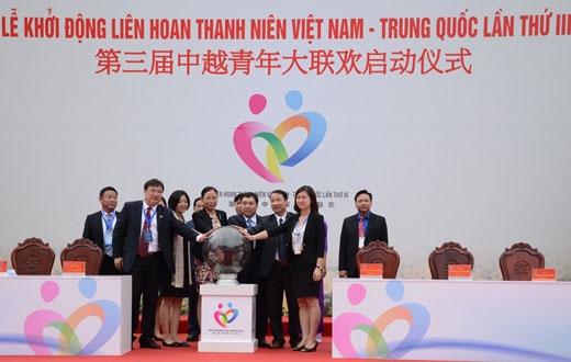 Đại diện thanh niên hai nước ấn nút khởi động Liên hoan tại cửa khẩu Hữu Nghị, tỉnh Lạng Sơn.