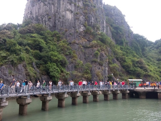 Các đại biểu tham quan danh thắng Quảng Ninh.