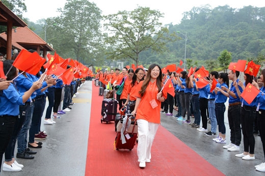 Đoàn đại biểu thanh niên Trung Quốc được nồng nhiệt chào đón tại cửa khẩu Hữu Nghị, tỉnh Lạng Sơn.